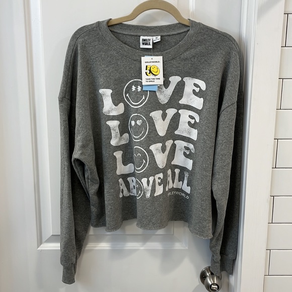 Women's SmileyWorld Love Above All Graphic Sweatshirt Gray M Smiley Company NWT - Picture 13 of 13